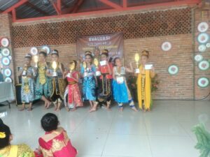 Penyerahan Piala Juara kepada para pemenang