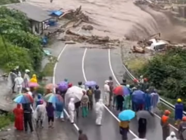 Bencana banjir dan longsor yang melanda Aceh, Sumatra Utara, dan Sumatra Barat dalam beberapa hari terakhir menelan sedikitnya 174 korban jiwa, sementara puluhan warga lainnya masih dinyatakan hilang. Hujan ekstrem akibat Siklon Senyar—fenomena langka di wilayah khatulistiwa—memicu kerusakan besar dan memaksa ribuan penduduk mengungsi.