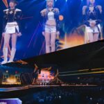 Penampilan panggung megah yang menampilkan tiga idol K-Pop dalam konsep HUNTR/X pada ajang MAMA Awards 2025.