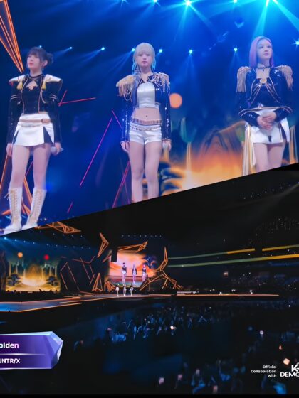 Penampilan panggung megah yang menampilkan tiga idol K-Pop dalam konsep HUNTR/X pada ajang MAMA Awards 2025.