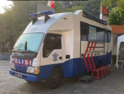 PETUGAS Mobil SIM KELILING