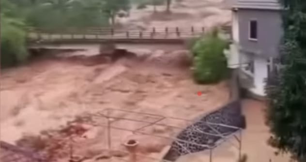 Hujan berintensitas tinggi yang mengguyur Kabupaten Bandung pada Kamis (4/12) malam menyebabkan banjir di sejumlah kecamatan.